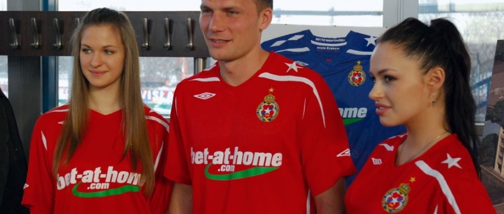 Bet at home był sponsorem Wisły Kraków w 2006 roku   na zdjęciu jeszcze chudy Arek Głowacki